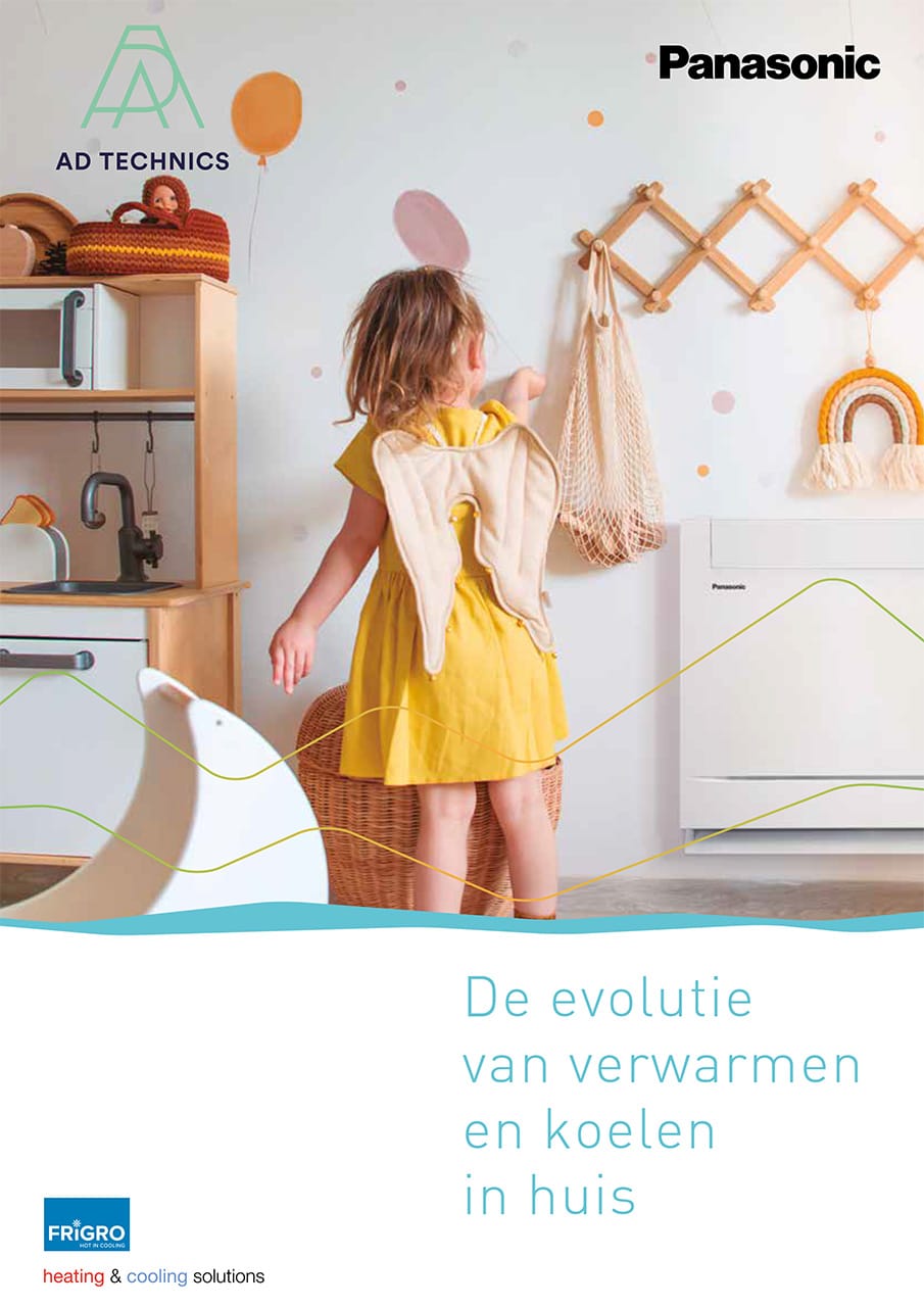 AD Technics - Een kind in een gele jurk met engelenvleugels staat in een goed verlichte, moderne kamer uitgerust met airconditioning en andere verwarmings- en koelapparatuur. De tekst luidt "De evolutie van verwarming en koelen in huis" en is voorzien van de logo's van Panasonic en AD Technics.